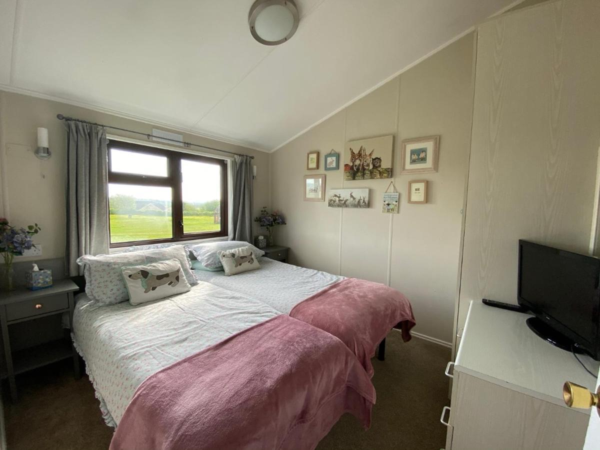Rew Farm Country & Equestrian Accommodation - Sunrise Lodge Melksham Dış mekan fotoğraf