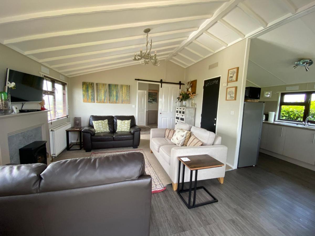 Rew Farm Country & Equestrian Accommodation - Sunrise Lodge Melksham Dış mekan fotoğraf