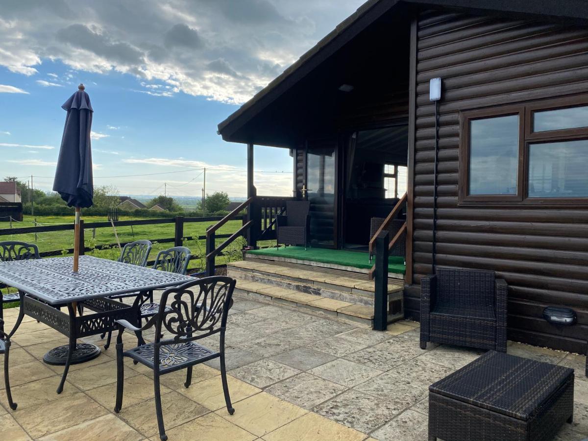 Rew Farm Country & Equestrian Accommodation - Sunrise Lodge Melksham Dış mekan fotoğraf