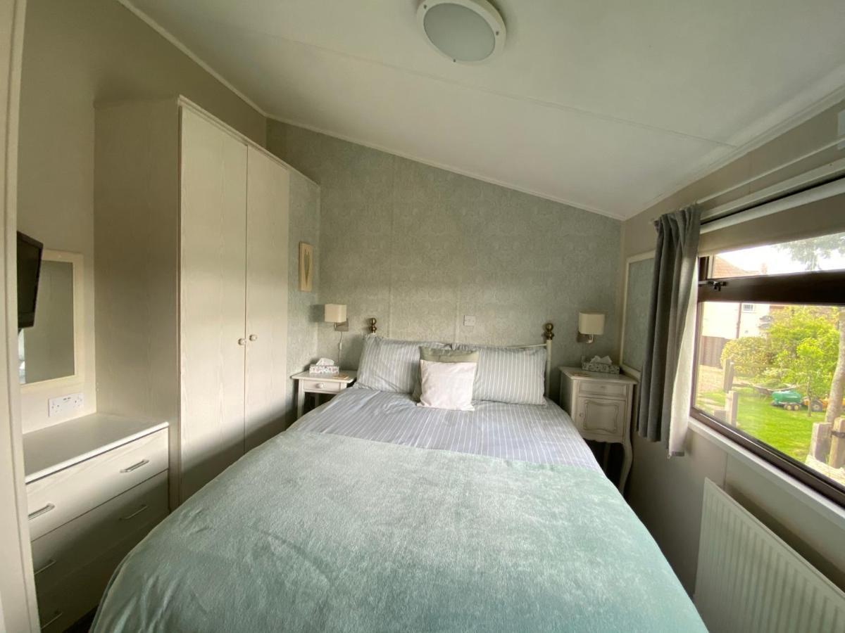 Rew Farm Country & Equestrian Accommodation - Sunrise Lodge Melksham Dış mekan fotoğraf