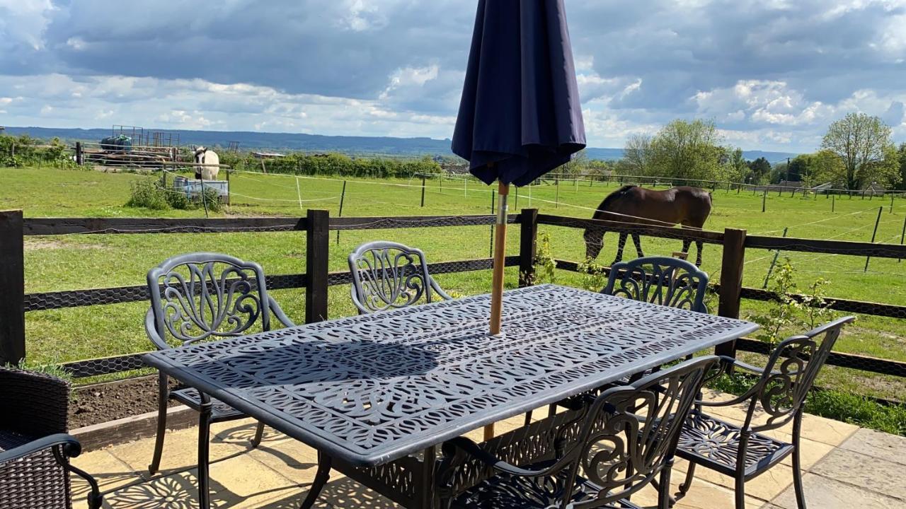 Rew Farm Country & Equestrian Accommodation - Sunrise Lodge Melksham Dış mekan fotoğraf
