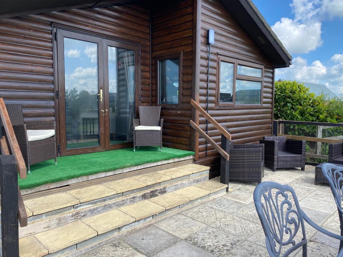 Rew Farm Country & Equestrian Accommodation - Sunrise Lodge Melksham Dış mekan fotoğraf