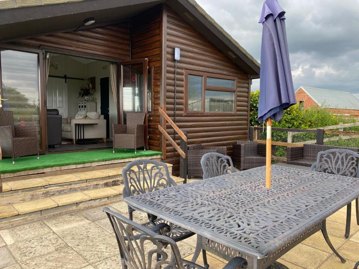 Rew Farm Country & Equestrian Accommodation - Sunrise Lodge Melksham Dış mekan fotoğraf