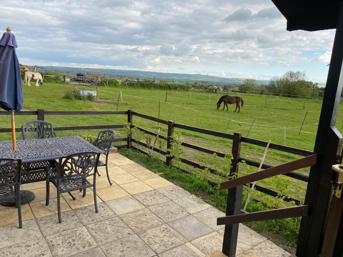 Rew Farm Country & Equestrian Accommodation - Sunrise Lodge Melksham Dış mekan fotoğraf