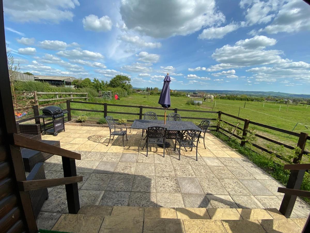 Rew Farm Country & Equestrian Accommodation - Sunrise Lodge Melksham Dış mekan fotoğraf