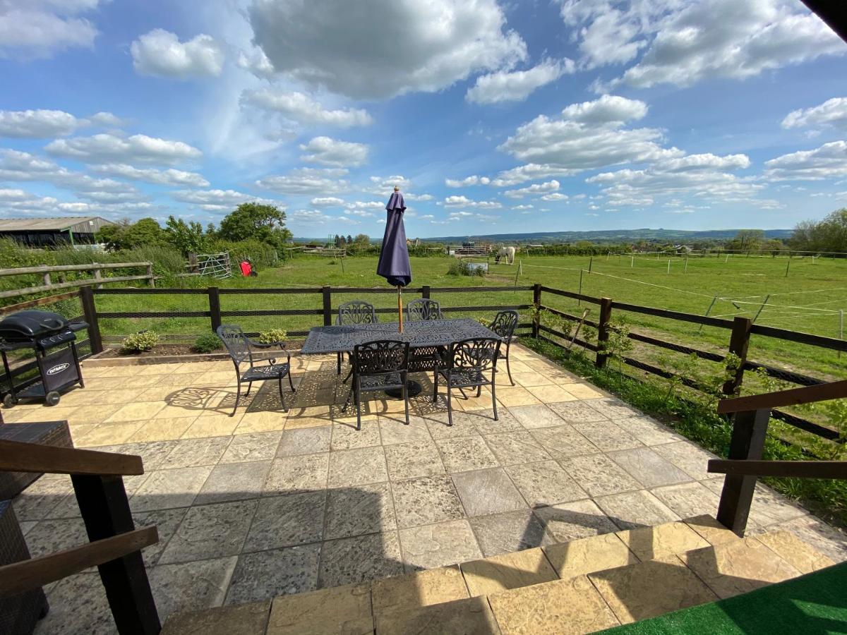Rew Farm Country & Equestrian Accommodation - Sunrise Lodge Melksham Dış mekan fotoğraf
