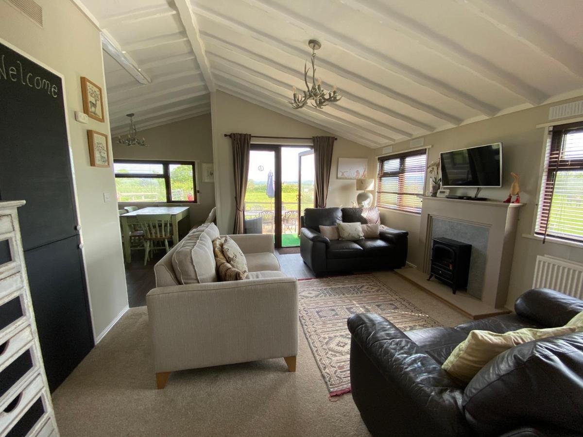 Rew Farm Country & Equestrian Accommodation - Sunrise Lodge Melksham Dış mekan fotoğraf