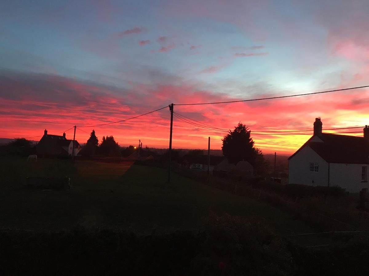 Rew Farm Country & Equestrian Accommodation - Sunrise Lodge Melksham Dış mekan fotoğraf