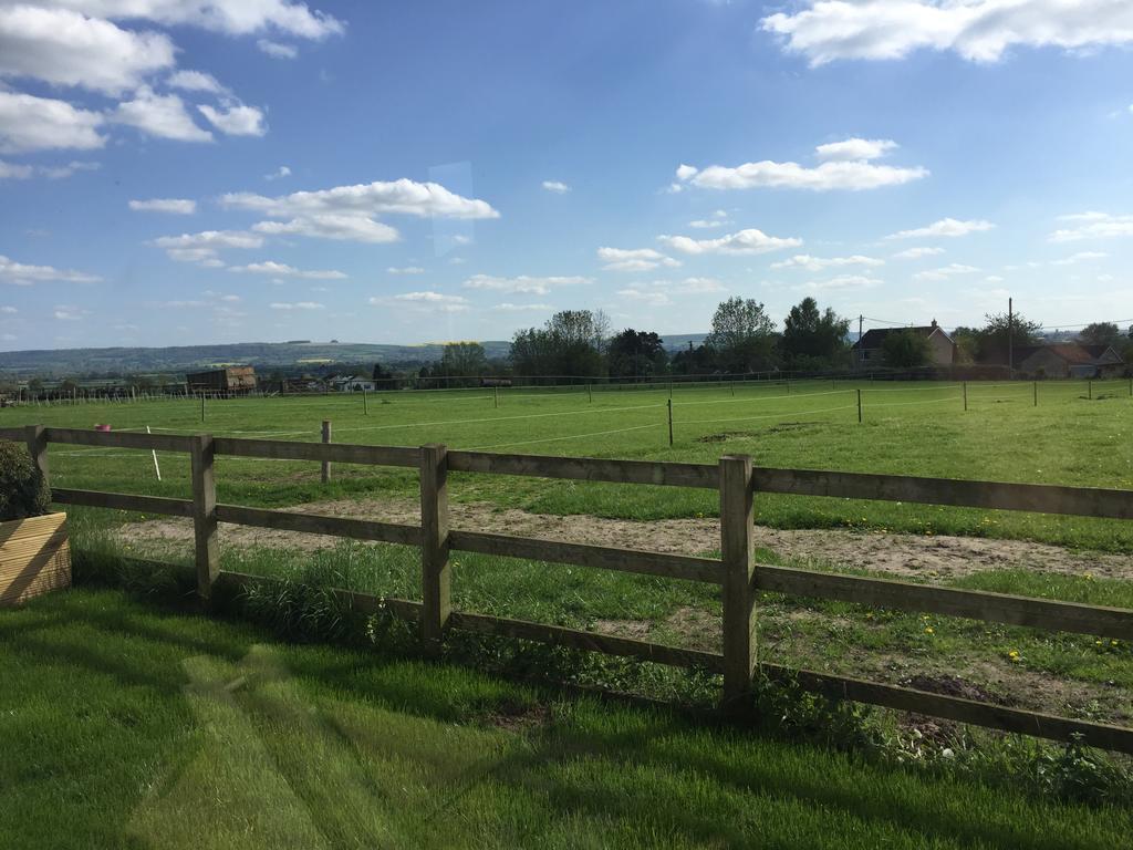 Rew Farm Country & Equestrian Accommodation - Sunrise Lodge Melksham Dış mekan fotoğraf