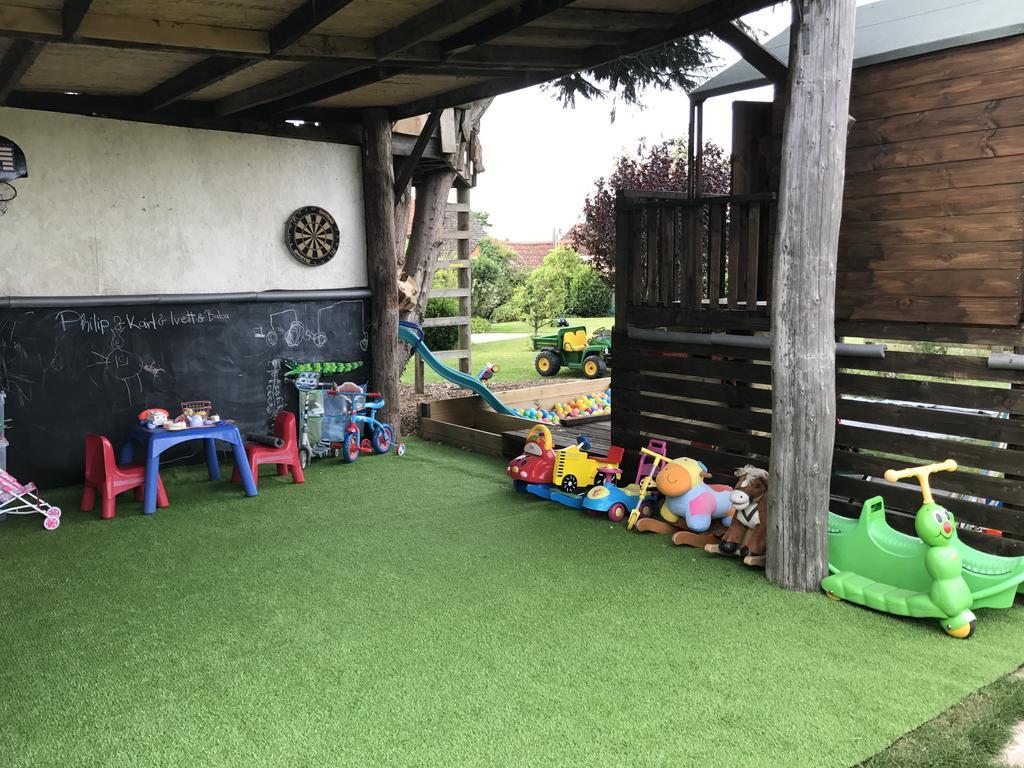 Rew Farm Country & Equestrian Accommodation - Sunrise Lodge Melksham Dış mekan fotoğraf
